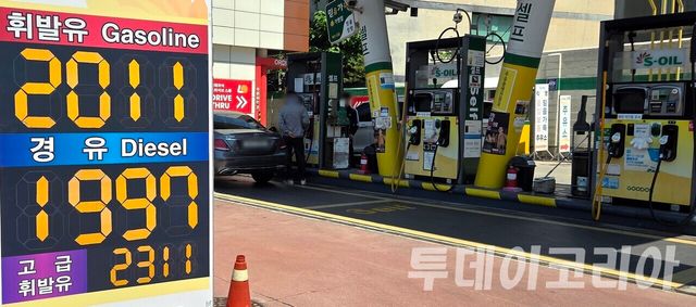 ▲ 9일 서울 시내 한 주유소를 찾은 시민들이 주유를 하고 있다. 사진=투데이코리아
