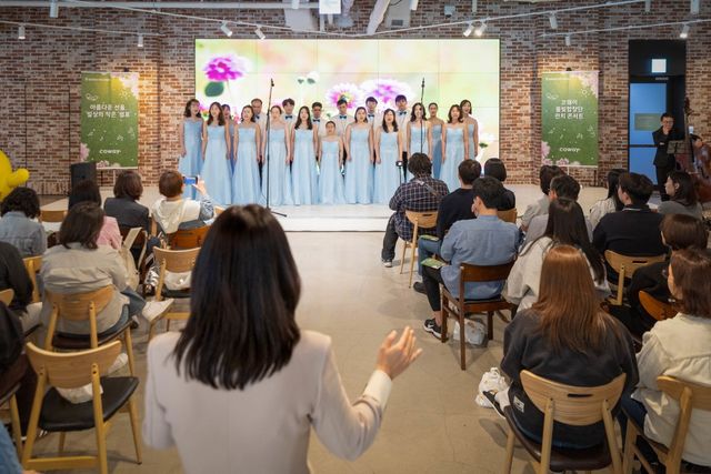 ▲ 코웨이 물빛합창단이 서울 구로구 지타워에서 진행한 제4회 런치콘서트에서 합창 공연을 선보이고 있다. 사진=코웨이