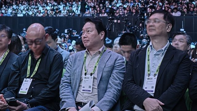 ▲ GTC Taipei 2026서 젠슨 황 CEO의 기조연설을 참관 중인 최태원 SK그룹 회장. 사진=SK하이닉스
