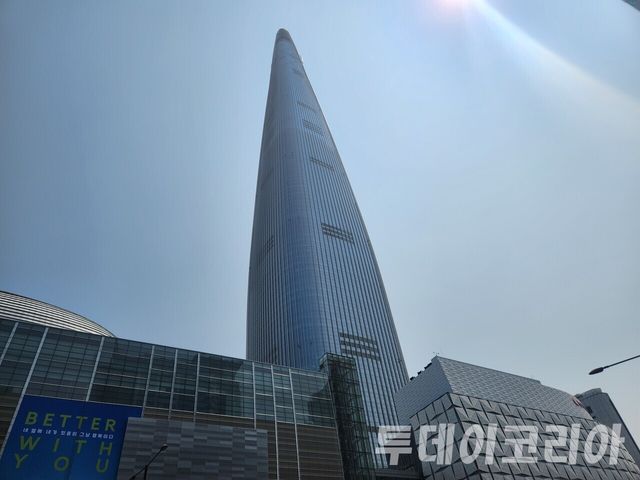 ▲ 잠실에 위치한 롯데월드타워 전경. 사진=투데이코리아