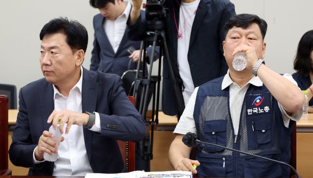▲ 최저임금위원회 류기정 사용자 위원과 류기섭 근로자 위원이 11일 세종시 정부세종청사에서 열린 5차 전원회의에서 물을 마시고 있다. 사진=뉴시스