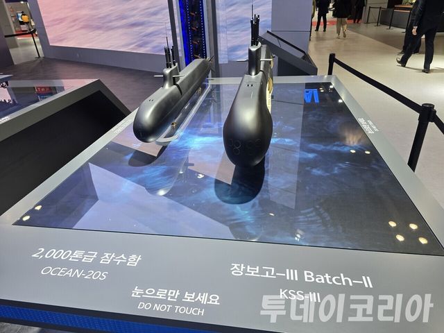 ▲ 경기도 고양시 킨텍스에서 열린 ‘아덱스 2025’에 마련된 한화 통합 전시부스 내 ‘장보고-Ⅲ 배치(Batch)-Ⅱ’ 모형. 사진=투데이코리아