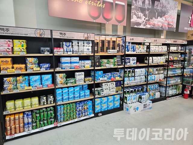 ▲ 대형마트 매장 안에 주류제품들이 진열돼 있다. 사진=투데이코리아