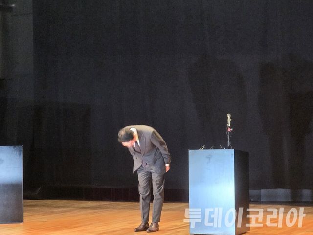 ▲ 15일 서울 마포구 중앙일보빌딩 3층 대강당에서 열린 중앙그룹 최고경영진 입장 발표에서 홍정도 중앙그룹 부회장이 최근 불거진 계열사 유동성 위기와 관련해 공식 사과했다.