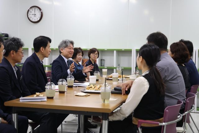 ▲ 유정훈 신임 한국도로공사 사장이 지난 12일 도로공사 시설관리 자회사 현장 직원들과의 간담회 자리에서 발언하고 있다. 사진=한국도로공사