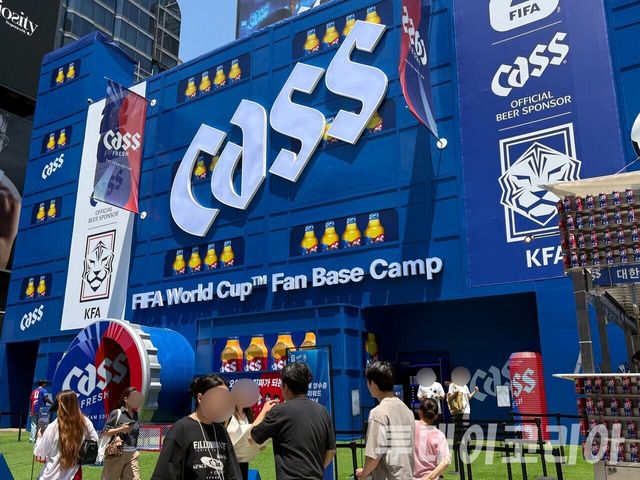 ▲ 강남역 11번 출구 인근에서 운영 중인 카스 팝업스토어. 사진=투데이코리아