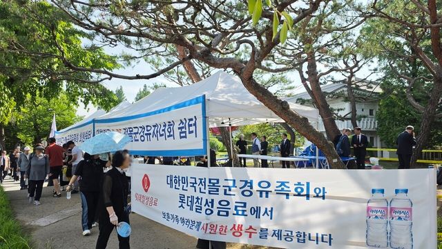 ▲ 현충일을 맞아 현충원을 방문한 참배객들에게 생수를 제공하는 모습. 사진=롯데칠성음료