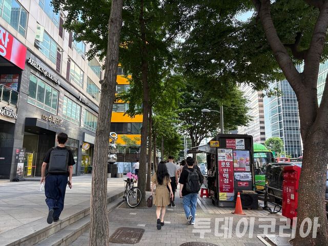 ▲ 서울 시내에서 시민들이 발걸음을 옮기고 있다. 사진=투데이코리아