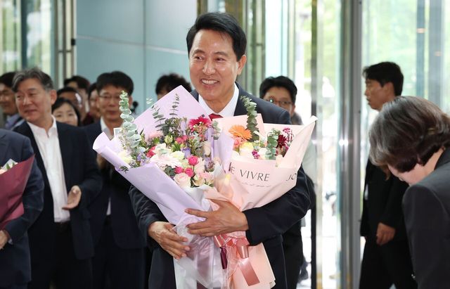 ▲ 오세훈 서울특별시장 당선인이 4일 서울시청에서 직원들에게 꽃다발을 받고 있다. 사진=뉴시스