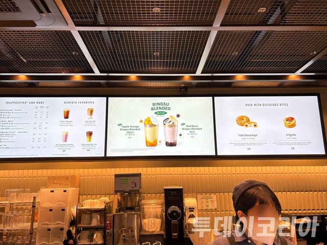 ▲ 스타벅스가 선보인 망고 컵빙수 신상이 메뉴판에 표시되고 있다. 사진=투데이코리아