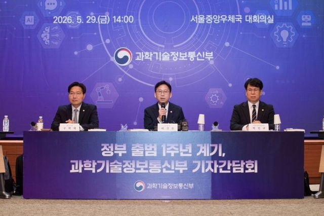 ▲ (가운데)배경훈 부총리 겸 과학기술정보통신부 장관이 지난달 29일 오후 서울 중구 서울중앙우체국에서 열린 '과학기술정보통신부 기자간담회' 에서 발언하고 있다. 사진=과학기술정보통신부