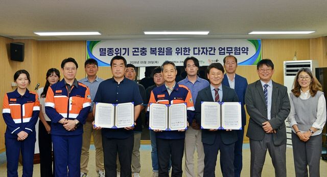 ▲ 28일 고려아연 온산제련소에서 열린 ‘멸종위기 곤충 복원 및 생물다양성 증진을 위한 업무협약’ 체결식에서 고려아연, 국립생태원, 숲속의작은친구들 관계자들이 기념촬영을 하고 있다. 사진=고려아연