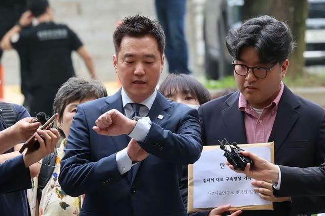 ▲ 김세의 가로세로연구소 대표가 26일 서울 서초구 서울중앙지법에서 성폭력범죄의 처벌 등에 관한 특례법 위반(카메라 등 이용 촬영물 반포 등) 혐의로 구속 전 피의자 심문(영장실질심사)에 출석하며 시간을 확인하고 있다. 사진=뉴시스