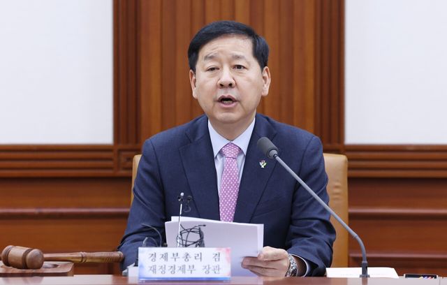 ▲ 구윤철 경제부총리 겸 재정경제부 장관이 19일 오후 서울 종로구 정부서울청사에서 공공기관운영위원회 회의를 주재하고 있다. 사진=뉴시스