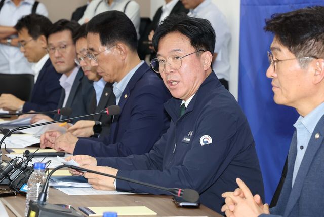 ▲ 김영훈 고용노동부 장관이 지난 14일 오후 서울 중구 직업능력평가원에서 열린 중대재해 근절을 위한 20대 건설사 CEO 간담회에 참석해 발언하고 있다. 사진=뉴시스