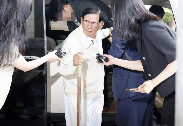 ▲ 국민의힘 당원 집단 가입 의혹 등 정교유착 의혹을 받는 이만희 신천지예수교증거장막성전(신천지) 총회장이 4일 오후 서울 서초구 서울고등검찰청에 위치한 합수본 사무실에 피의자 신분으로 출석하고 있다. 사진=뉴시스