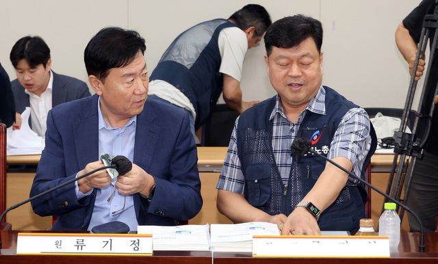 ▲ 16일 세종시 정부세종청사에서 열린 최저임금위 6차 전원회의에서 류기정 사용자 위원과 류기섭 근로자 위원이 대화하고 있다. 사진=뉴시스