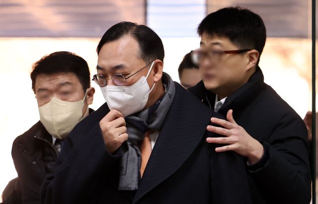 ▲ 백현동 수사 무마 명목 금품수수 혐의를 받는 경찰 출신 곽정기 변호사가 지난 2023년 12월 22일 서울 서초구 서울중앙지법에서 열린 영장실질심사에 출석하고 있다. 사진=뉴시스