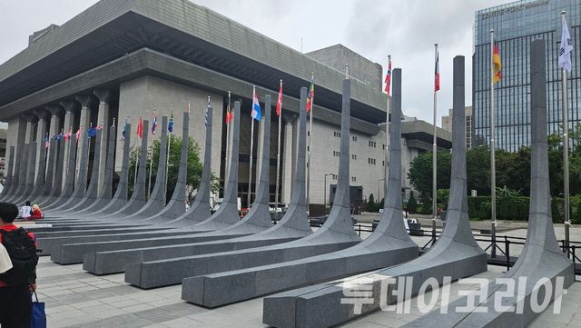 ▲ 6·25 전쟁 당일인 25일 감사의 정원에 6·25 전쟁 참전 23개국의 국기가 게양돼 있다. 사진=이기봉 기자