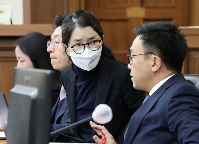 ▲ 도이치모터스 주가조작과 명태균 공천개입, 통일교 청탁·뇌물 수수 의혹 혐의 등으로 구속기소 된 김건희씨가 지난해 12월 3일 서울 서초구 서울중앙지방법원에서 열린 자본시장법 위반 혐의 결심 공판에 출석해 변호인과 대화하고 있다. 사진=뉴시스