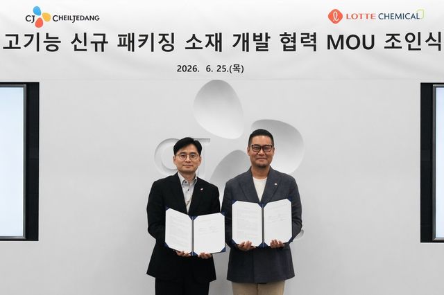 ▲ CJ제일제당 글로벌패키징담당 경영리더(오른쪽)와 이현섭 롯데케미칼 기초소재 R&D 본부 상무가 기념 촬영을 하고 있다. 사진=CJ제일제당