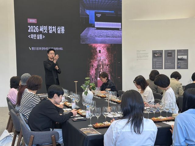 ▲ 더비치 푸르지오 써밋 입주민들 대상으로 써밋 컬처 살롱을 진행중인 모습. 사진=대우건설