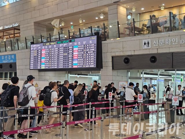 ▲ 인천국제공항에서 시민들이 비행기에 탑승하기 위해 줄을 서고 있다. 사진=투데이코리아