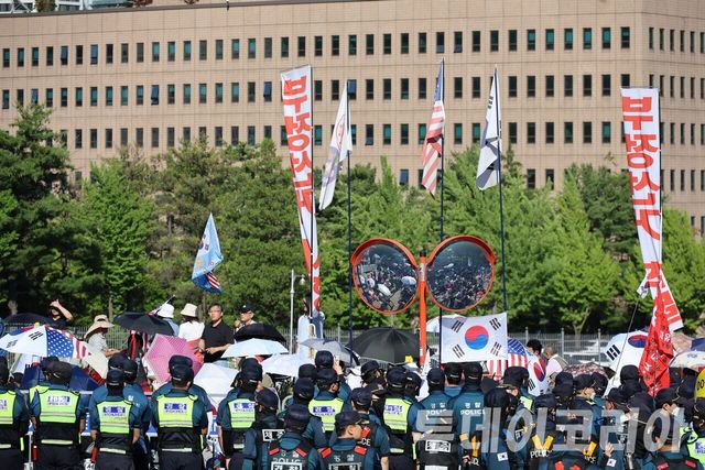 ▲ 5일 경기 과천시 중앙선거관리위원회 앞에서 진행된 시위 현장에서 경찰들과 시위대가 대치 중이다. 사진=진민석 기자