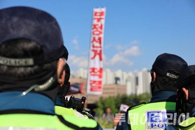 ▲ 5일 경기 과천시 중앙선거관리위원회 앞에서 진행된 시위 현장에서 경찰들이 시위대를 바라보고 있다. 사진=진민석 기자