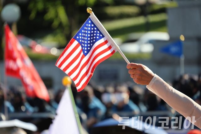 ▲ 5일 경기 과천시 중앙선거관리위원회 앞에서 진행된 시위 현장에서 한 시위 참석자가 성조기를 들어 보이고 있다. 사진=진민석 기자