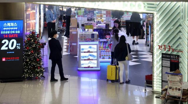 ▲ 인천국제공항 제1여객터미널 면세구역에서 여행객들이 오가고 있다. 사진=뉴시스