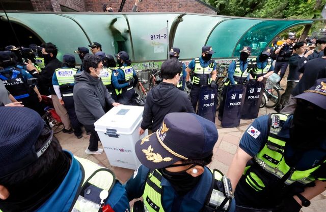 ▲ 5일 오전 서울 송파구 잠실7동 제2투표소에서 투표함이 반출되고 있다. 사진=뉴시스