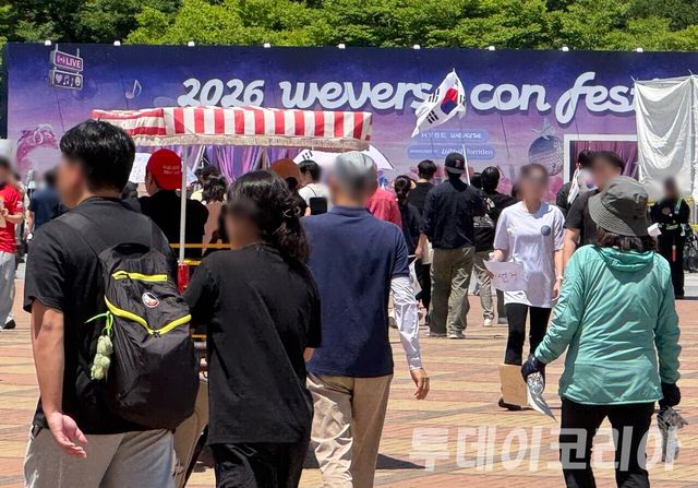 ▲ 6·3 지방선거 투표용지 부족 사태에 반발한 시민들이 6일 오후 서울 송파구 올림픽공원 핸드볼경기장 인근에서 재선거를 요구하는 구호를 외치고 있다.사진=안현준 기자