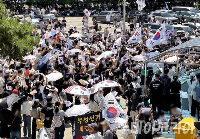 ▲ 6·3 지방선거 투표용지 부족 사태에 반발한 시민들이 6일 오후 서울 송파구 올림픽공원 핸드볼경기장 앞에 모여 재선거를 요구하는 구호를 외치고 있다.사진=안현준 기자