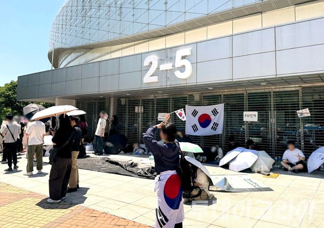 ▲ 6·3 지방선거 투표용지 부족 사태에 반발한 시민들이 6일 오후 서울 송파구 올림픽공원 핸드볼경기장 앞에 모여 재선거를 요구하는 구호를 외치고 있다.사진=안현준 기자