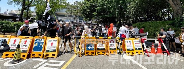 ▲ 6·3 지방선거 투표용지 부족 사태에 반발한 시민들이 6일 오후 서울 송파구 올림픽공원 핸드볼경기장으로 모여 재선거를 요구하는 구호를 외치고 있다.사진=안현준 기자