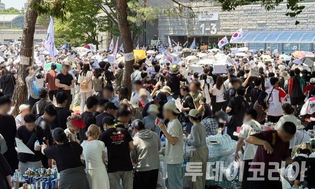 ▲ 6·3 지방선거 투표용지 부족 사태에 반발한 시민들이 6일 오후 서울 송파구 올림픽공원 핸드볼경기장 앞에 모여 재선거를 요구하는 구호를 외치고 있다.사진=안현준 기자
