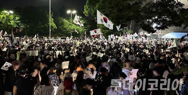 ▲ 6일 새벽 서울 송파구 올림픽공원 핸드볼경기장에 일부 시민들이 모여들어 재선거를 요구하고 있다. 사진=안현준 기자