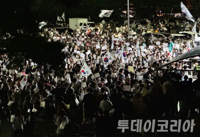 ▲ 6일 새벽 서울 송파구 올림픽공원 핸드볼경기장에 일부 시민들이 모여들어 재선거를 요구하고 있다. 사진=안현준 기자