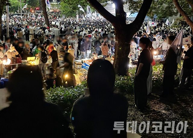 ▲ 6일 새벽 서울 송파구 올림픽공원 핸드볼경기장에 일부 시민들이 모여들어 재선거를 요구하고 있다. 사진=안현준 기자