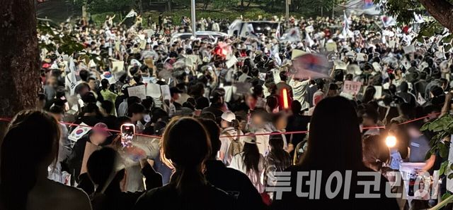 ▲ 6일 새벽 서울 송파구 올림픽공원 핸드볼경기장에 일부 시민들이 모여들어 재선거를 요구하고 있다. 사진=안현준 기자
