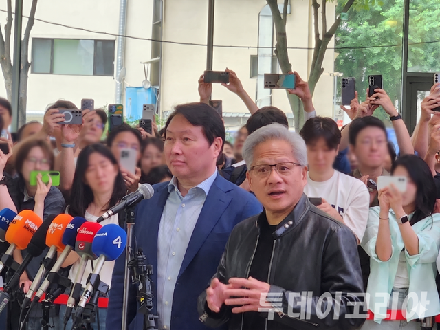 ▲ 젠슨 황(오른쪽) 엔비디아 CEO가 8일 서울 종로구 SK서린빌딩에서 최태원 SK그룹 회장(왼쪽)을 만난 뒤 브리핑하고 있다. 사진=투데이코리아