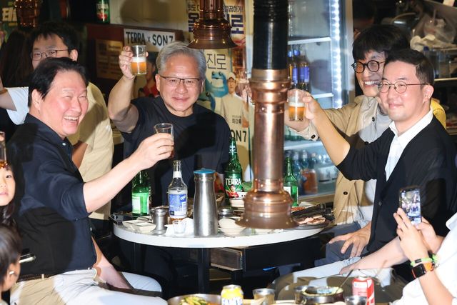 ▲ 젠슨 황 엔비디아 최고경영자(CEO)가 5일 서울 마포구 서교동의 한 고깃집에서 최태원 SK회장, 구광모 LG회장, 이해진 네이버 의장과 삼겹살 회동을 하며 건배하고 있다. 사진=뉴시스