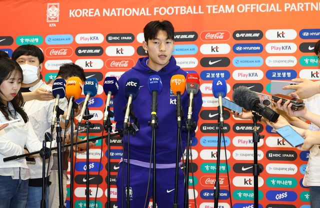 ▲ 2026 북중미 월드컵에 출전하는 배준호(대한민국 축구 국가대표팀)가 인천국제공항 2터미널을 통해 출국하며 인터뷰 하고 있다. 사진=뉴시스
