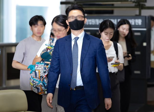 ▲ 건진법사 전성배씨를 통해 김건희 여사에게 고가 선물을 전달하고 통일교의 현안을 청탁한 의혹을 받는 윤영호 전 세계평화통일가정연합(통일교) 세계본부장이 지난해 7월 서울 서초구 서울중앙지방법원에서 열린 구속 전 피의자 심문(영장실질심사)에 출석하고 있다. 사진=뉴시스