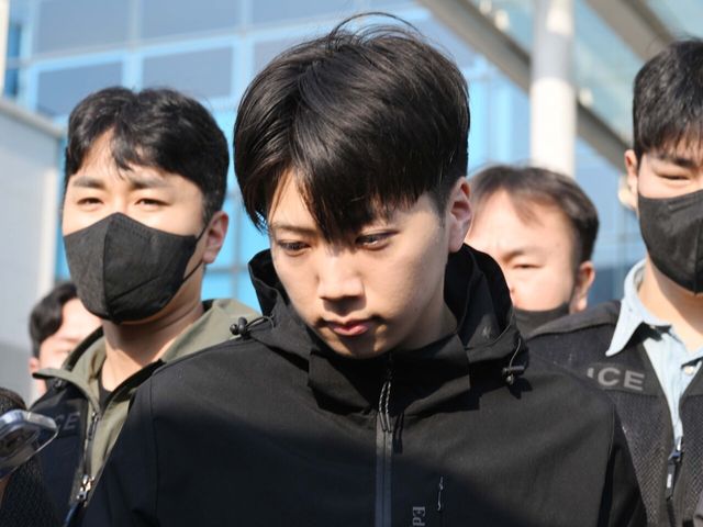 ▲ 살인 혐의 등을 받는 장윤기(23)씨가 14일 오전 광주 서구 서부경찰서에서 검찰소 송치되고 있다. 장윤기는 어린이날인 5일 오전 0시11분께 광주 광산구 한 고등학교 앞 대로변 인도에서 귀가하던 이채원(17)양을 흉기로 살해하고, 비명을 듣고 돕기 위해 다가온 고교생 B(17)군을 살해하려 한 혐의를 받는다. 사진=뉴시스