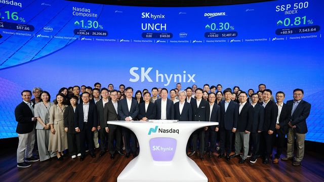 ▲ 최태원 SK그룹 회장, 곽노정 SK하이닉스 CEO 등 주요 경영진이 10일(현지 시간) 오전 미국 뉴욕 나스닥 마켓사이트 앞에서 기념촬영하고 있다. 사진=SK하이닉스