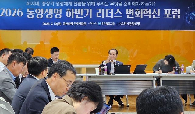 ▲ 성대규 동양생명 대표이사가 참석자들에게 AI를 활용한 업무혁신 과제에 대해 이야기하고 있다. 사진=동양생명
