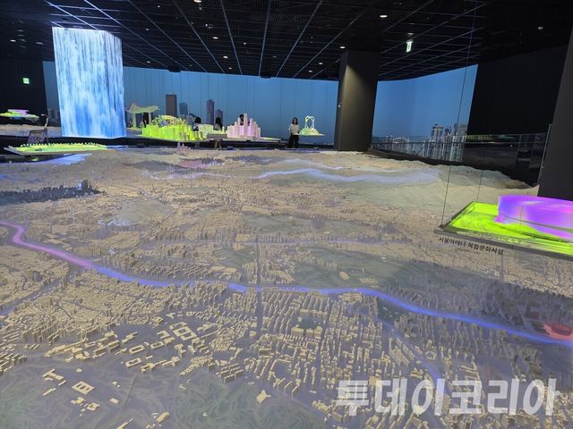 ▲ 서울시청 지하 서울갤러리에서 열린 ‘여의도공원 재조성 설계공모 시상식’에 모형이 조성되어 있다. 사진=투데이코리아