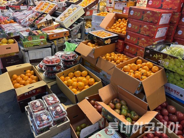 ▲ 가락시장 내에 각종 과일이 진열되어 있다. 사진=투데이코리아